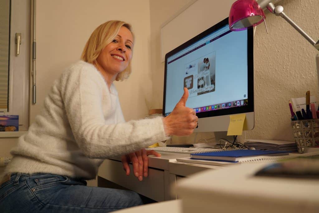 Katja Amberg bei der Arbeit im Büro | Haus Mariposa | Hypnosepraxis