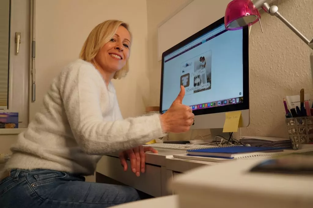 Katja Amberg bei der Arbeit im Büro | Haus Mariposa | Hypnosepraxis